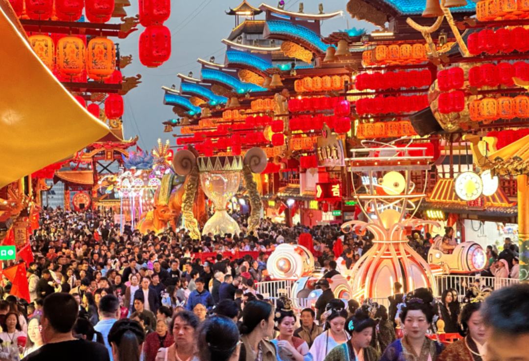 行業(yè)最大批量！宇通100輛高端旅游客車(chē)交付新疆