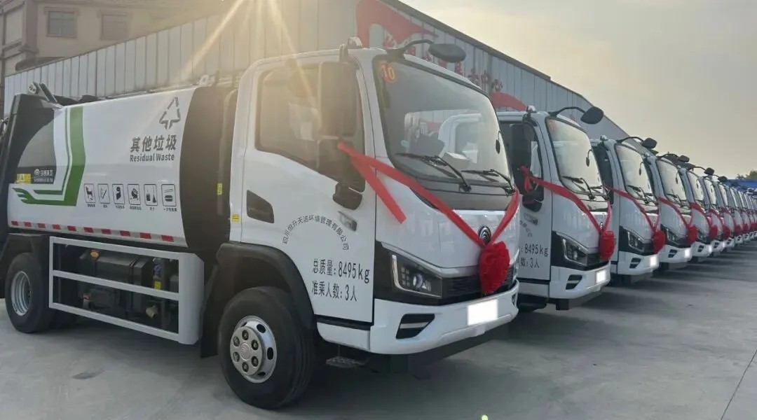 宇通重工旗下宇通環(huán)衛(wèi)8噸壓縮式垃圾車批量交付河池！