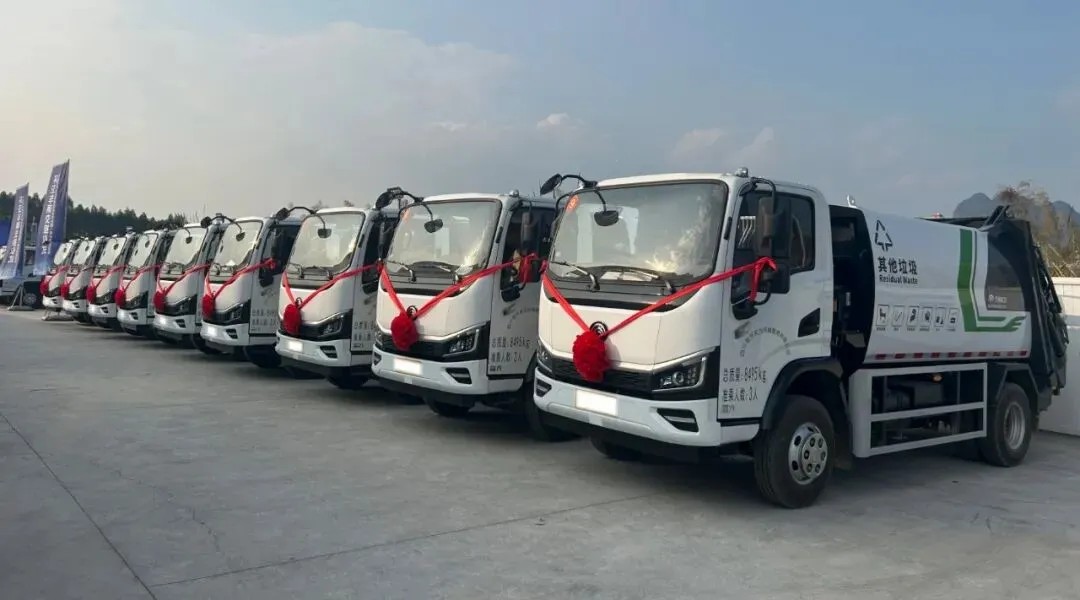 宇通重工旗下宇通環(huán)衛(wèi)8噸壓縮式垃圾車批量交付河池！