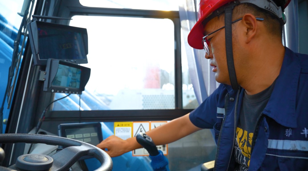 宇通純電動(dòng)港口輪胎起重機(jī)：以硬核三電技術(shù)，護(hù)航港口綠色高效作業(yè)