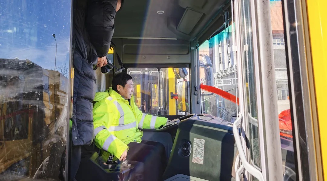 宇通純電動(dòng)高速掃路車批量交付天津，助力綠色養(yǎng)護(hù)升級(jí)！