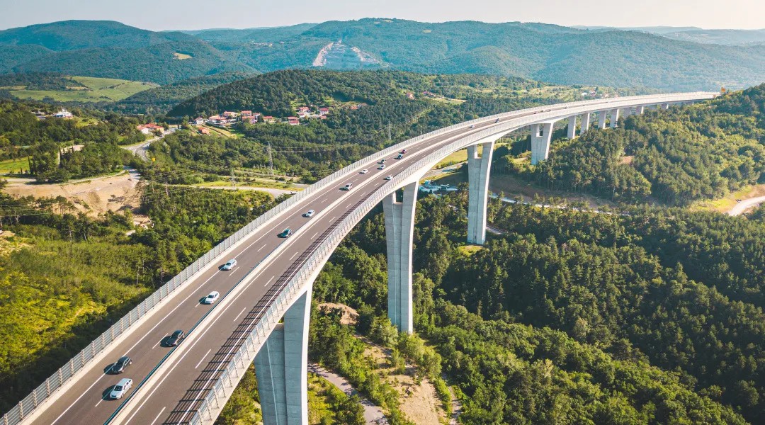 宇通純電動(dòng)高速掃路車批量交付天津，助力綠色養(yǎng)護(hù)升級(jí)！