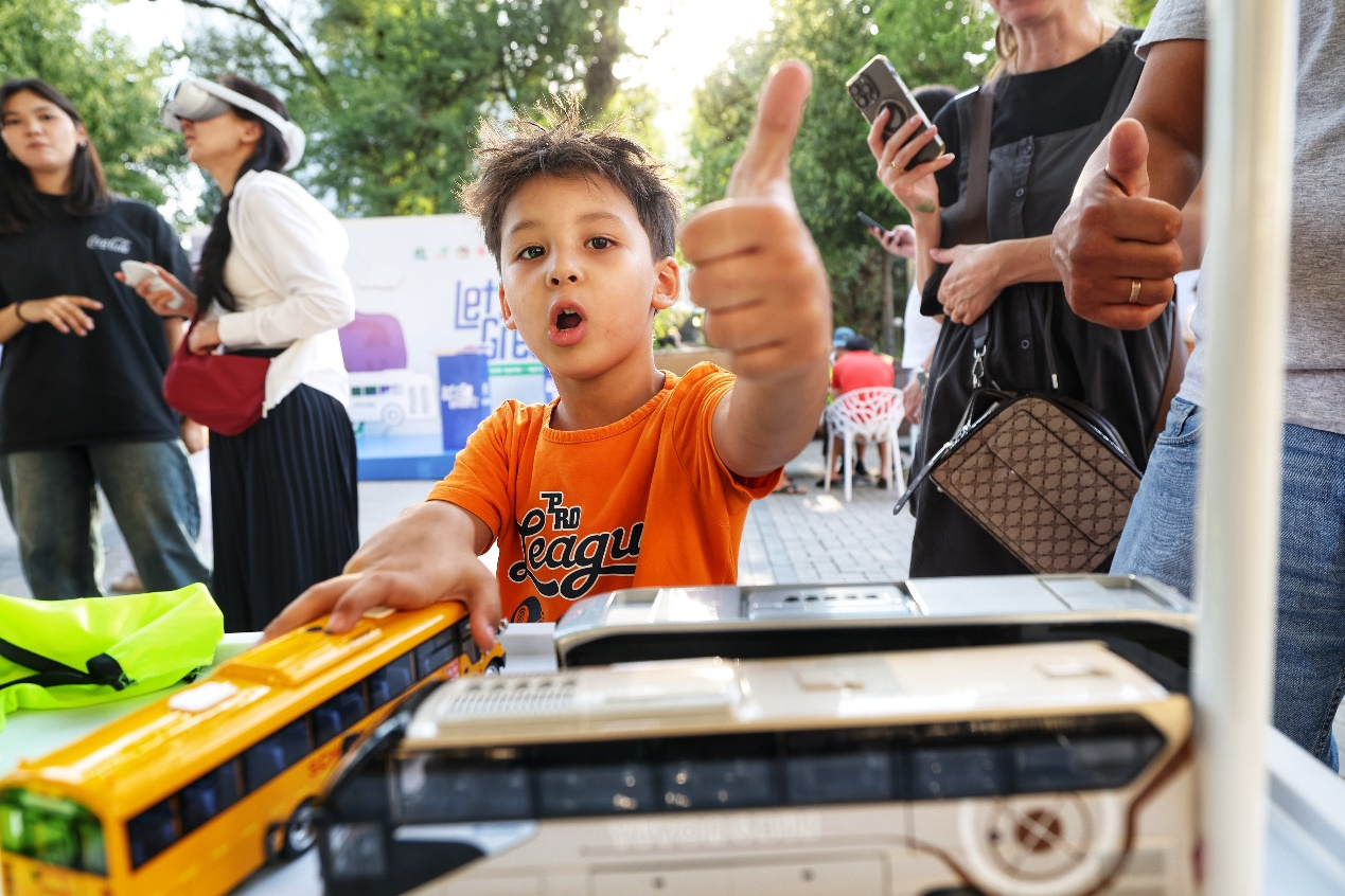 綠色點(diǎn)亮阿拉木圖 宇通攜手中國(guó)駐阿拉木圖總領(lǐng)事館共啟低碳出行新篇章
