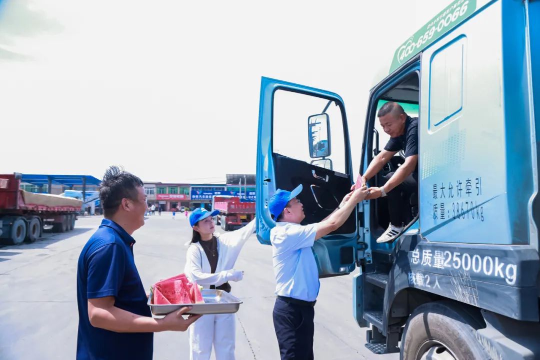 滿分服務(wù)丨八城聯(lián)動送關(guān)懷，宇通重卡在行動！