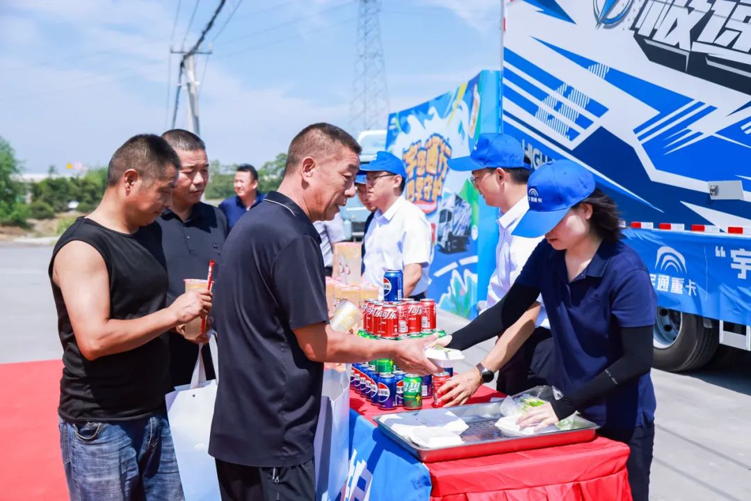 滿分服務(wù)丨八城聯(lián)動送關(guān)懷，宇通重卡在行動！